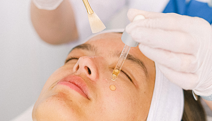 Renueva tu piel con los beneficios del peeling facial